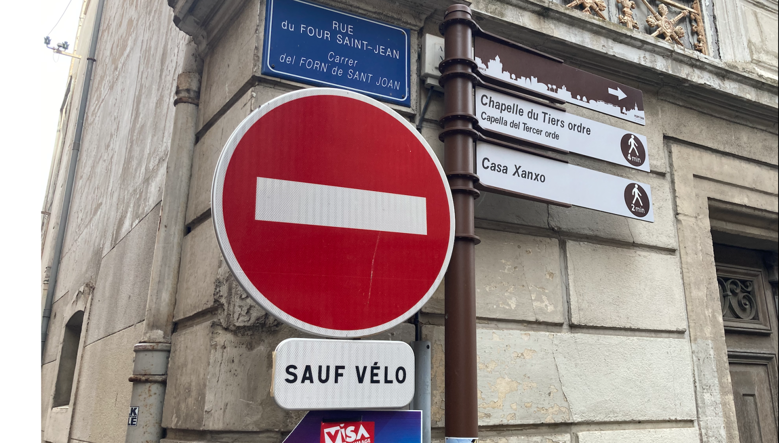 Городская навигация на французском и окситанском языках в городе Перпиньян, Франция (фото: Тимофей Корнев)