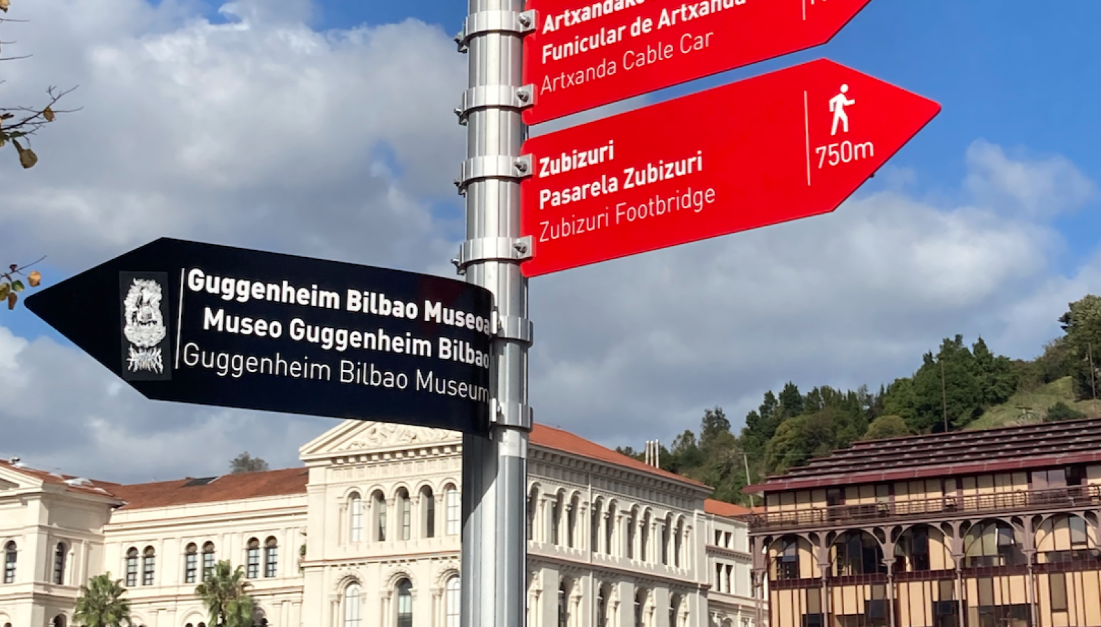 Указатели на баскском, испанском и английском языках в городе Бильбао, Испания (фото: Тимофей Корнев)