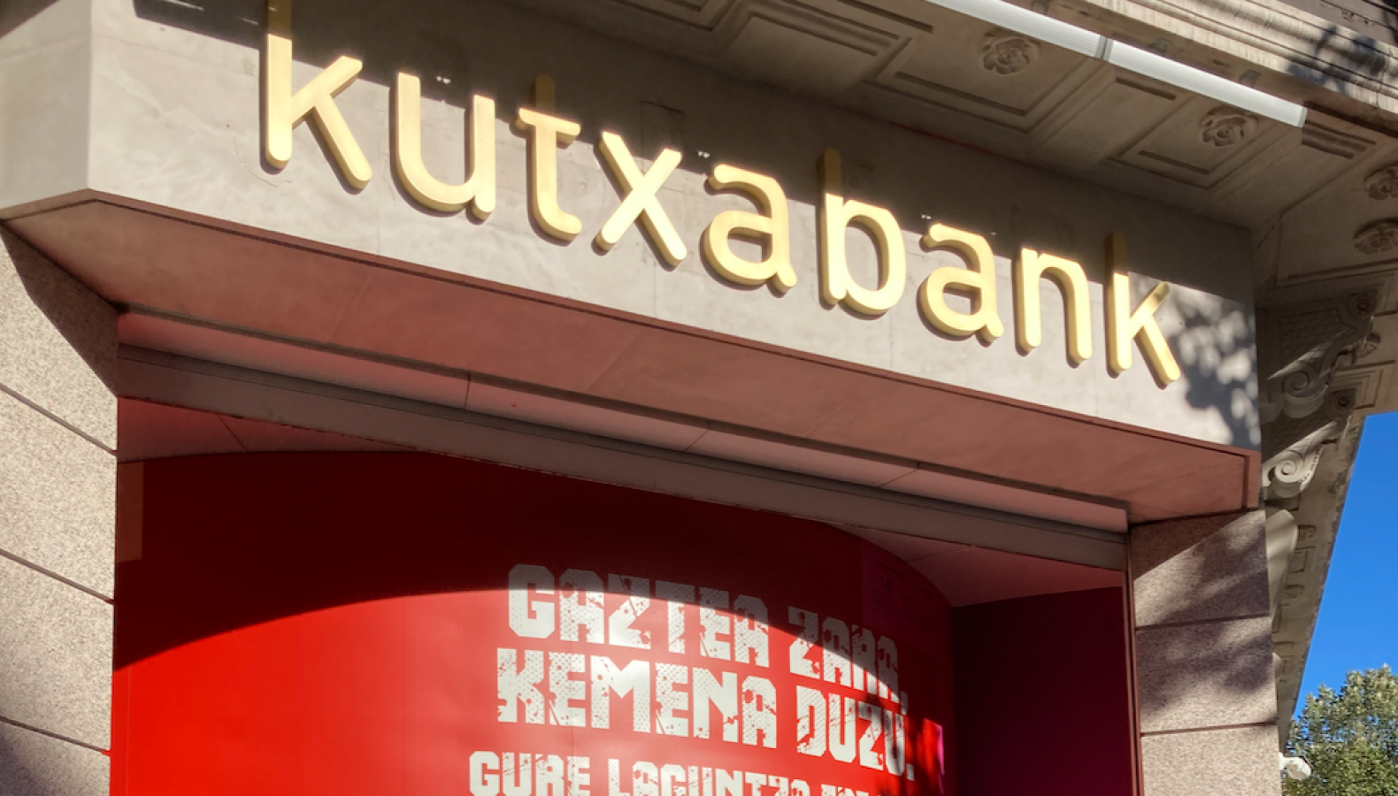 Вывеска с названием банка на баскском языке, реклама на баскском языке в городе Бильбао, Испания (фото: Тимофей Корнев)